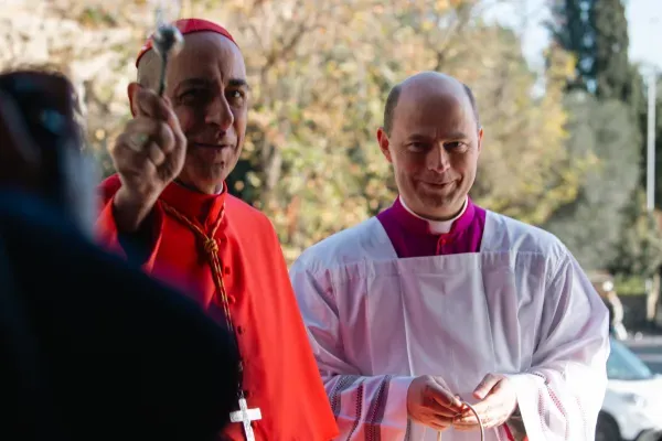O cardeal Víctor "Tucho" Fernández toma posse do título de cardeal em Roma. Elisabeth Alva/ACI Prensa.